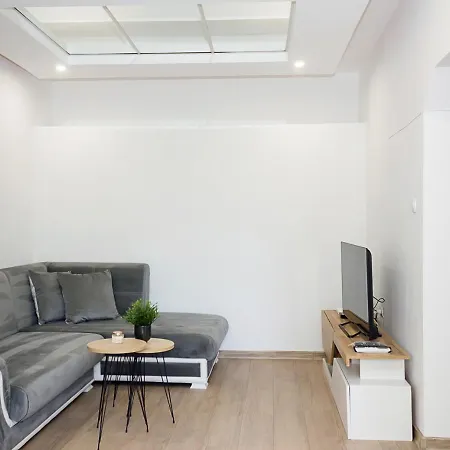 Bright 2-bedroom Near Center *