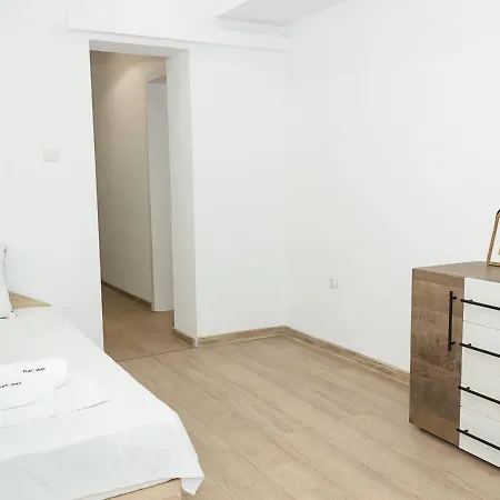 Bright 2-bedroom Near Center