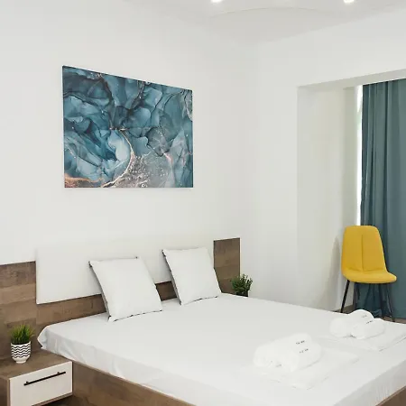 Bright 2-bedroom Near Center Apartment *