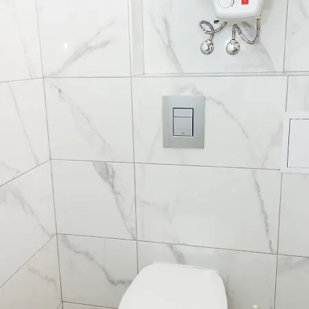 Bright 2-bedroom Near Center *