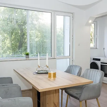 Bright 2-bedroom Near Center