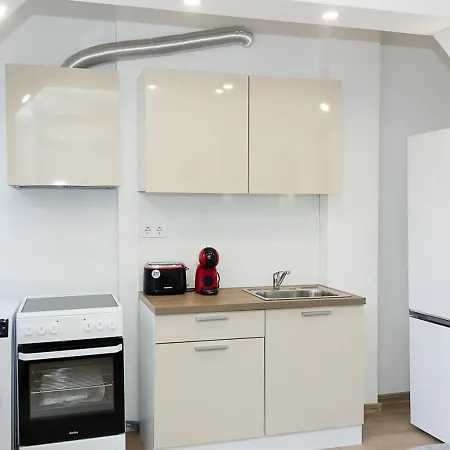 Bright 2-bedroom Near Center *