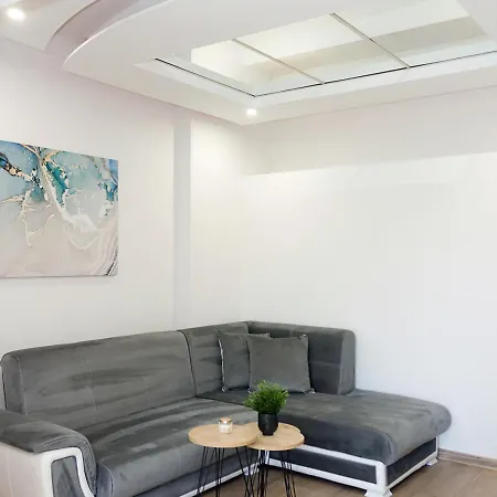 Bright 2-bedroom Near Center